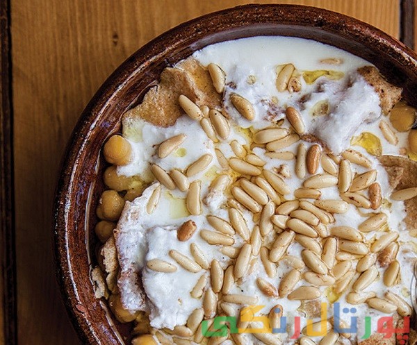 دستور تهیه خوراک نخود لبنانی با نان پیتا و ماست تند