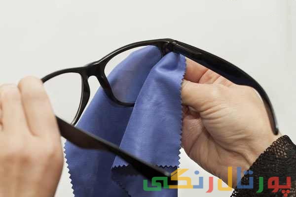 آموزش روش حرفه ای تمیز کردن شیشه عینک